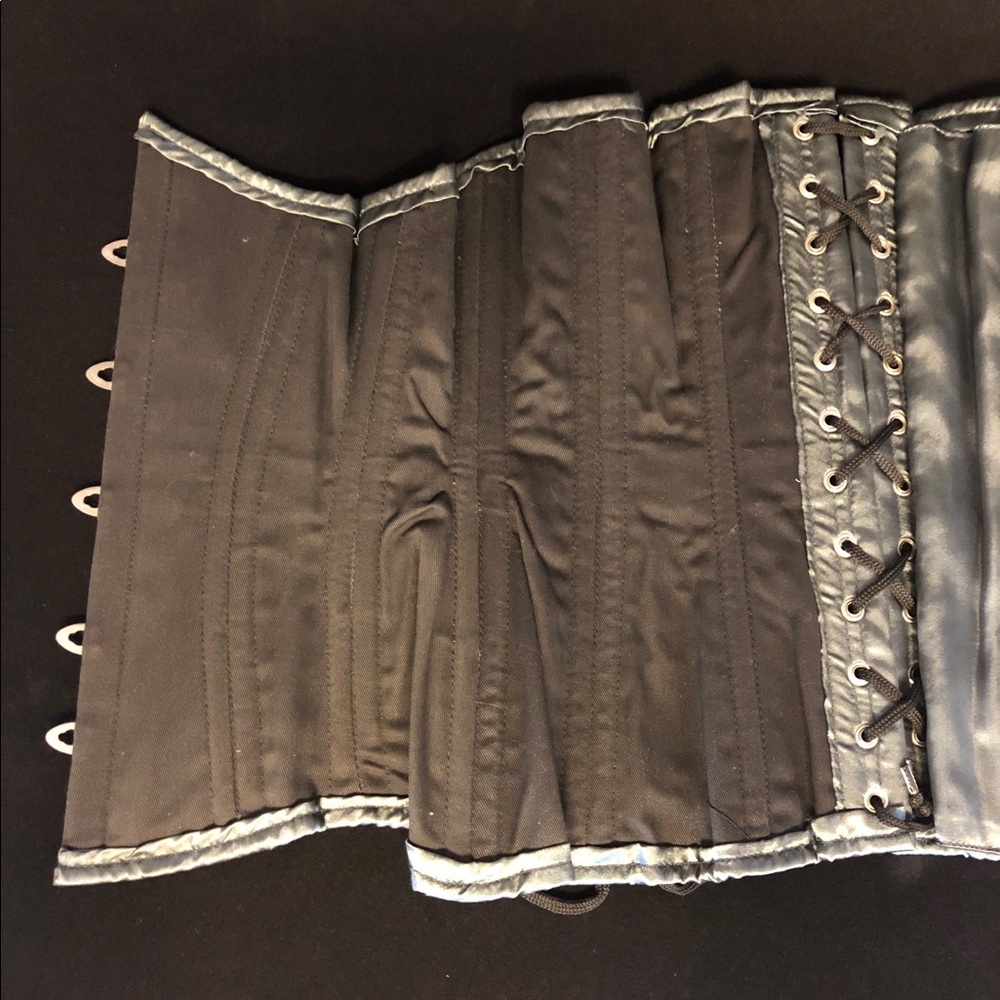 Corset - Picture 8 of 8